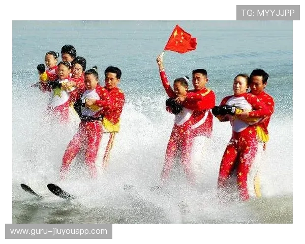“宽板滑水：东三叉湖赛场上演水上精灵的炫技表演”